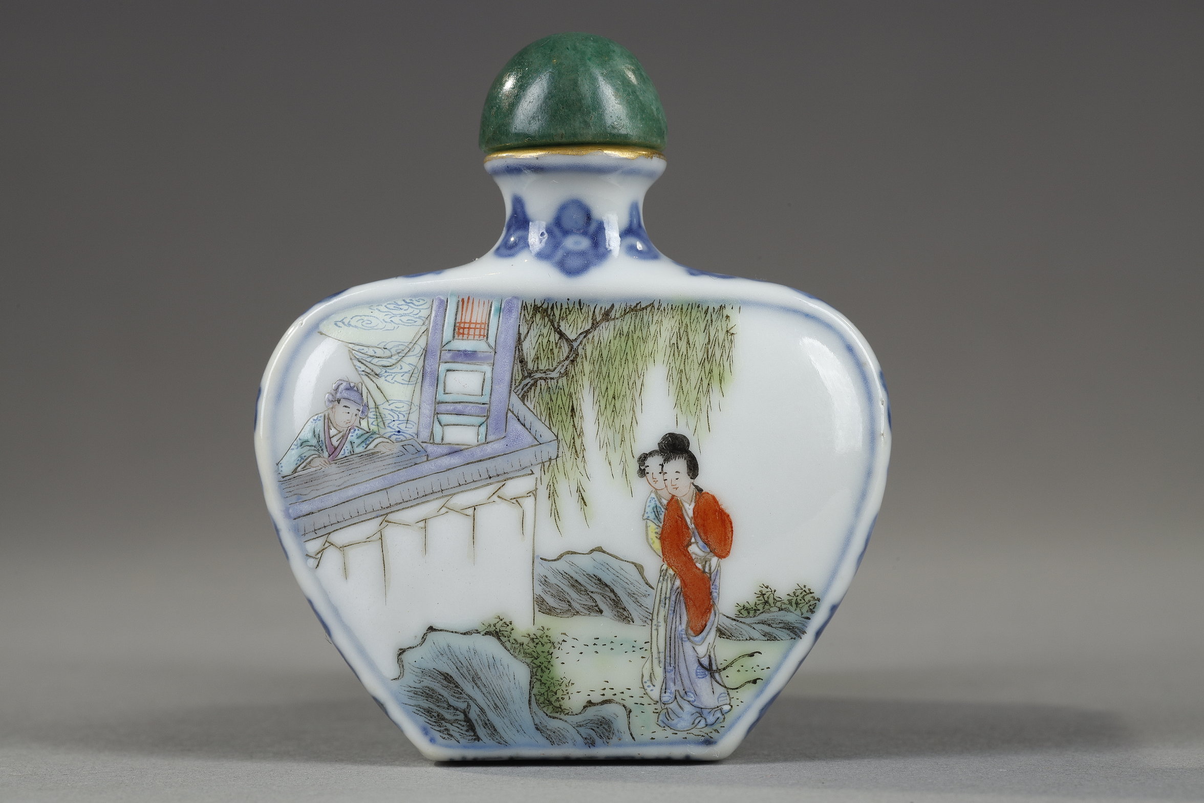 Snuff bottle porcelain  ecusson shape  decorated with characters in landscapes - Marque qianlong China 1780/1850